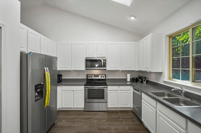 Building Photo - 5841 Lafayette Ln