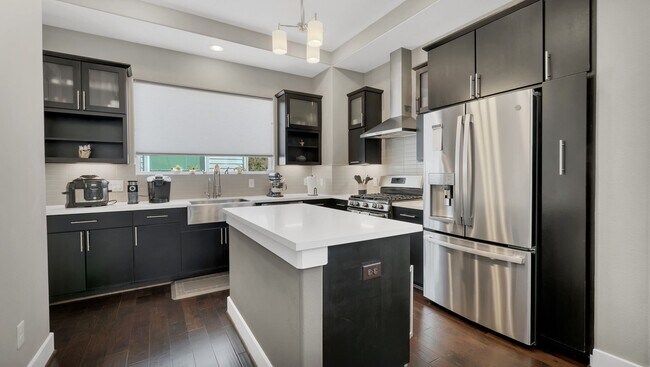 Building Photo - 607 Bayou St