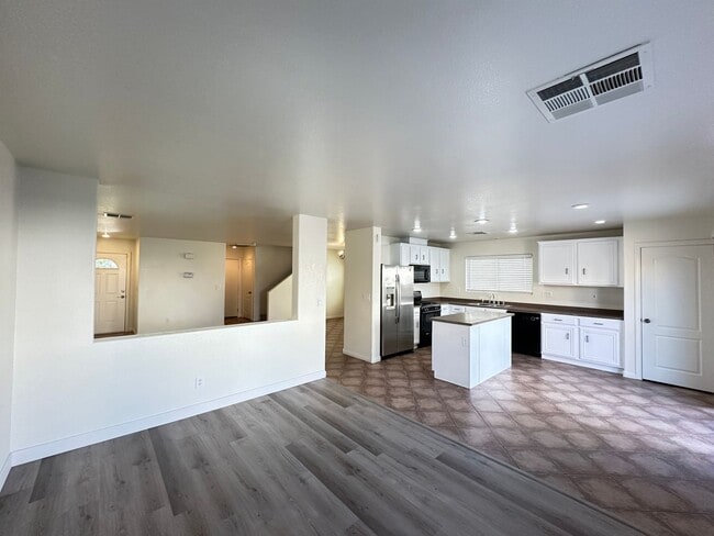 Building Photo - DESERT WILLOWS