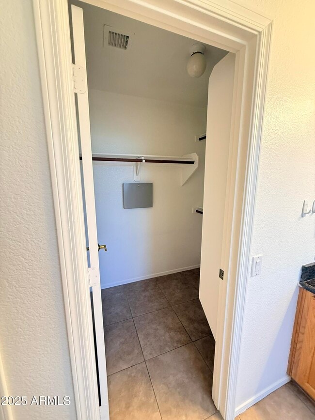 Building Photo - 1313 W Kesler Ln