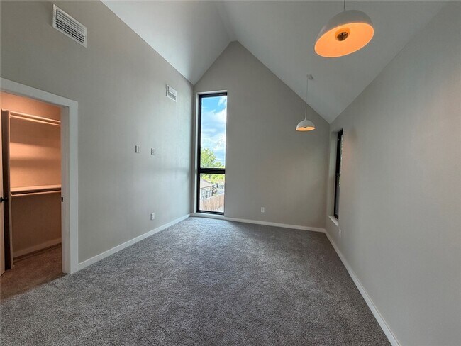 Building Photo - 957 Woods Ave