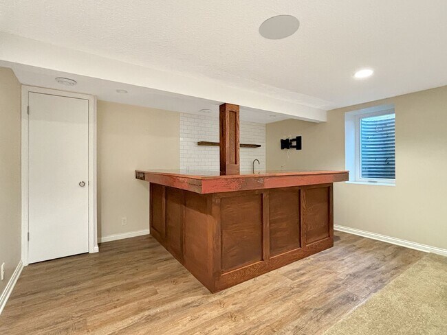 Building Photo - 303 Monroe Ave S