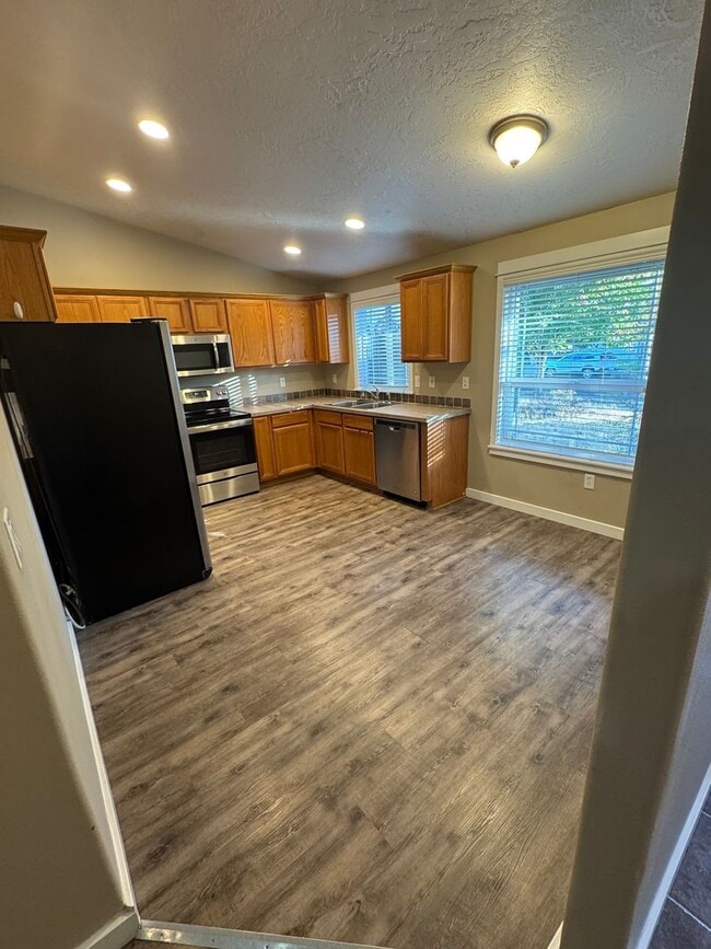 Building Photo - Gorgeous 4 bedroom, 2 bath, Albany