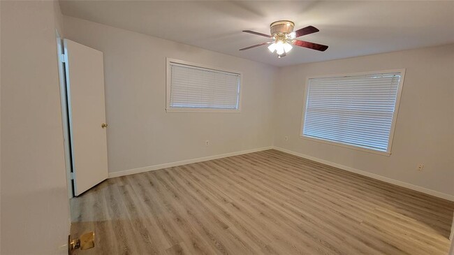 Building Photo - 215 Pine Shadow Dr
