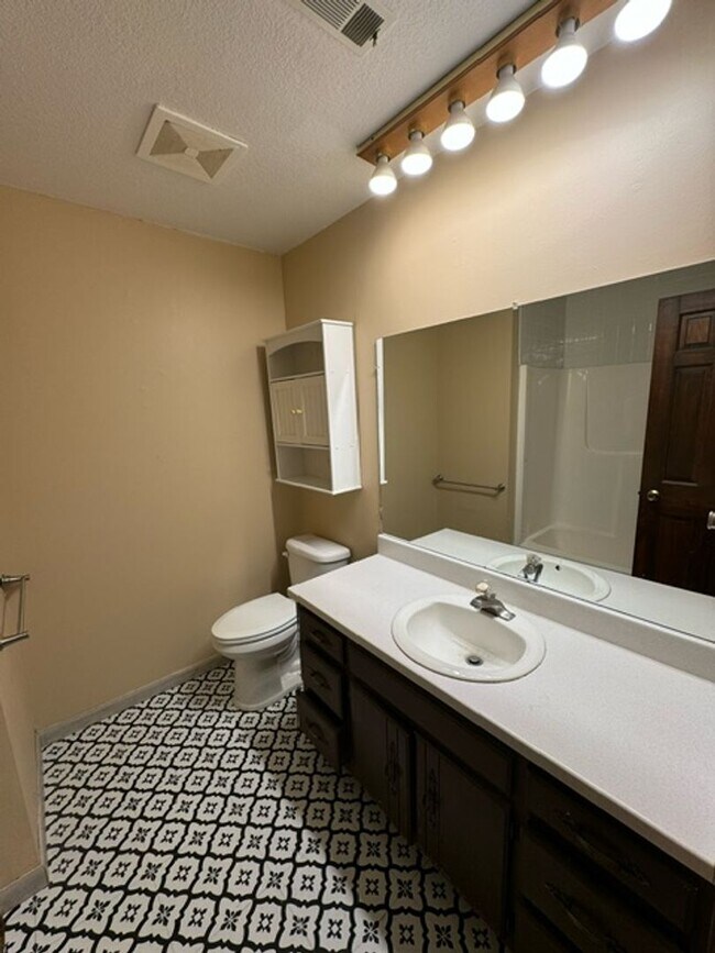 Building Photo - 4919 Montcalm Ct