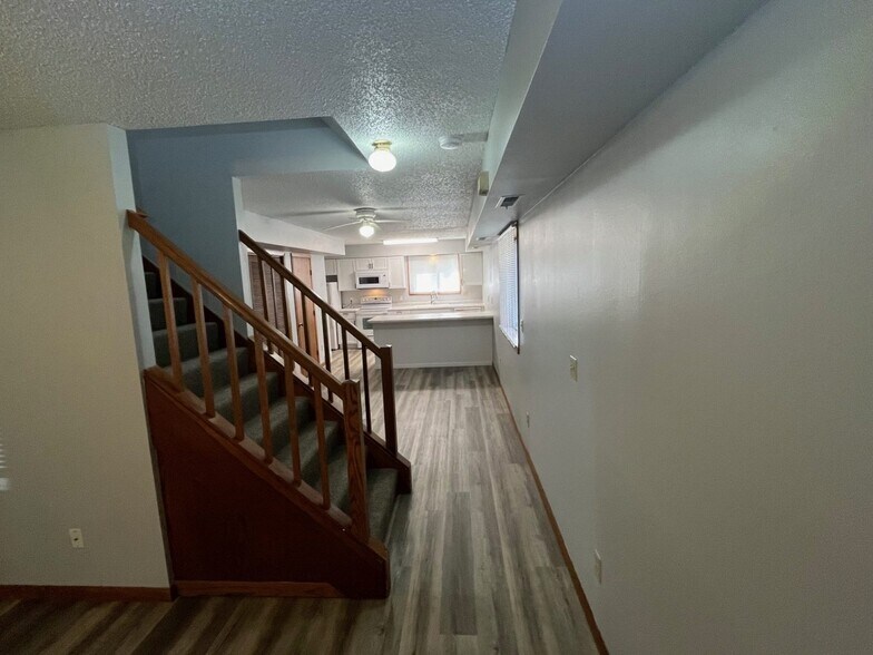 Building Photo - 327 S Lucas St