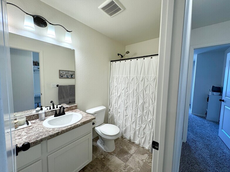 Building Photo - 916 Greenbrook Dr