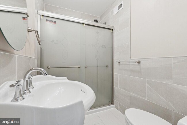 Building Photo - 534 Benner St
