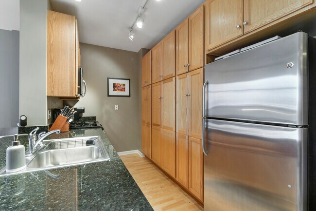 Building Photo - 1255 S State St