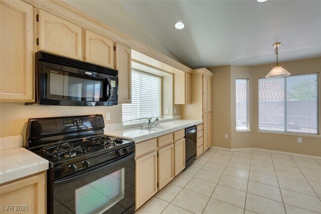 Building Photo - 1744 Knotty Pine