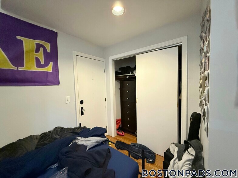 Building Photo - 452 Park Dr