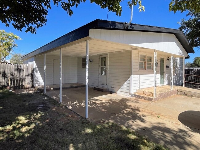 Building Photo - Modern Comfort Meets Classic Charm – Fresh-Renovated 3-Bed Home in Lamesa