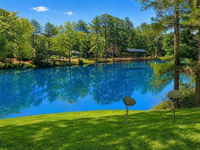 Building Photo - 1664 Oakbrook Lake Dr NW