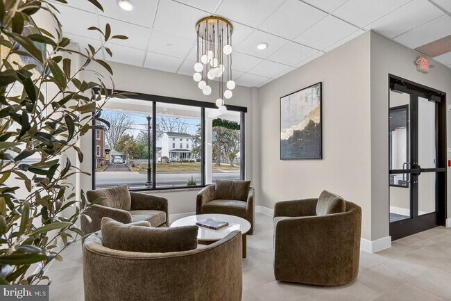 Building Photo - 624 Main St