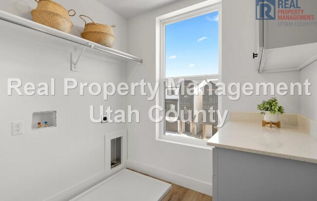 Building Photo - 367 S 610 E