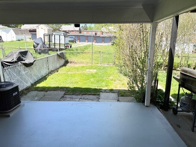 Building Photo - 2 Bedroom Townhome.