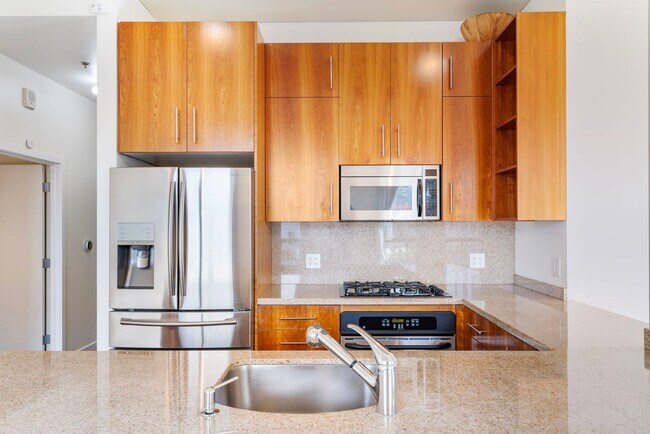 Building Photo - Park Place - 1 bed/1.5 bath/bonus room - Pearl District Condo w/NEW paint/bedroom carpet/parking/...