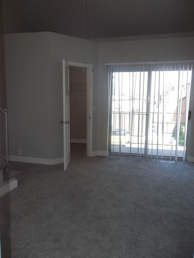Building Photo - Spacious Main Level Townhouse Available