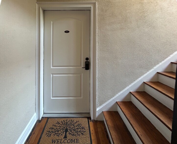 Front door/Keyless Entry - 2117 W Dekle Ave