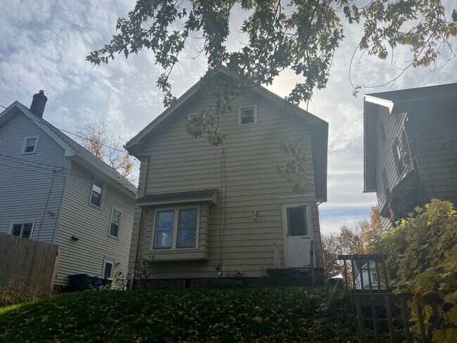 Building Photo - SINGLE FAMIKY FOR RENT IN MAPLEWOOD LOCATION !