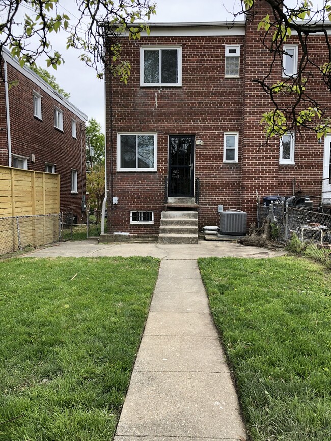 Building Photo - 716 Crittenden St NE