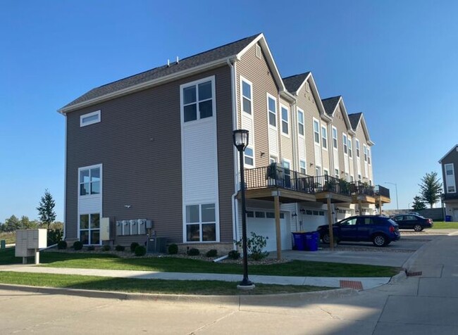 Building Photo - $2,275 | 3 Bedroom, 2.5 Bathroom Town Home | Pet Friendly | Sublease* | Available for August 1st,...