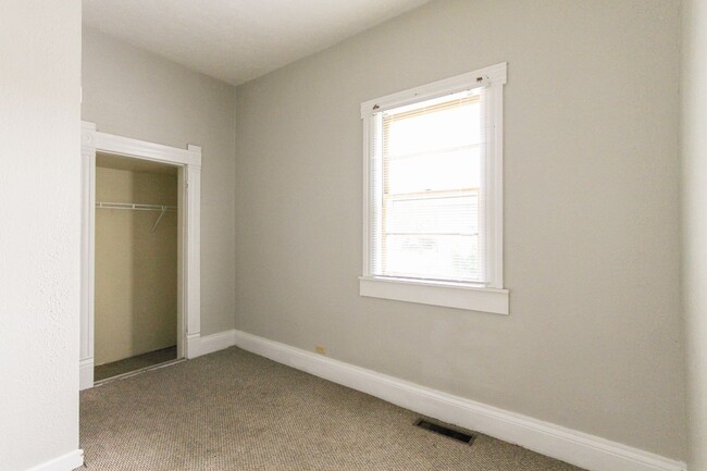 Building Photo - 4 bed, 2 bath Home- Close to Local Shops and Restaurants