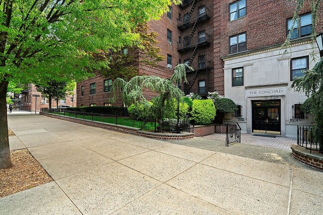 Building Photo - 25-40-40 31st Ave