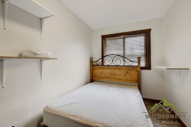 Building Photo - Woodworks Townhome- 3 Bedroom/3 Bath Unit w/Updated kitchen on the Bus Route