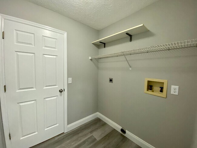 Building Photo - Three bedroom two bathroom Inverness Highlands Home