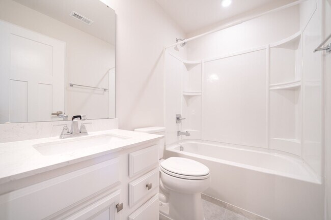 Building Photo - Creekside Commons Townhome- Available Augu...