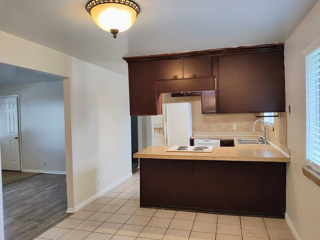 Building Photo - Great 5 Bed 3 Bath Rambler Home in Sandy