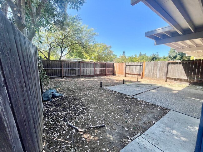 Building Photo - Charming 2-bedroom, 1-bath duplex with a yard