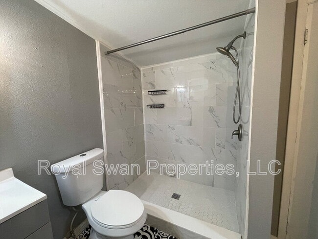 Building Photo - 924 Vistabula St