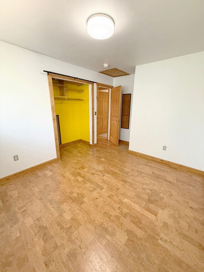 Building Photo - 1116 S Pinecrest Dr