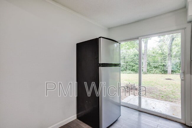 Building Photo - 420 W Mahoney Dr