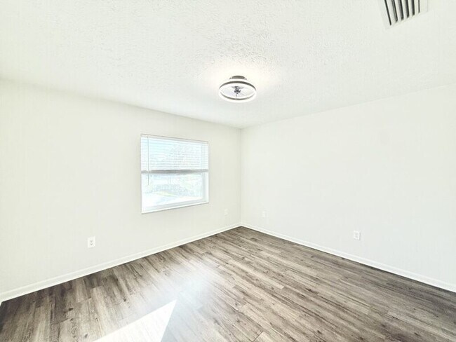 Building Photo - 11705 North Dr