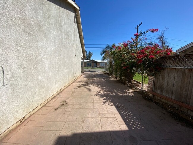 Building Photo - Single story 4 Bedroom for Lease Jurupa Valley