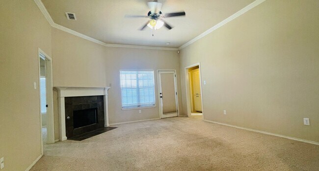 Building Photo - 3/2/2 - South of Loop 289, off of 89th & A...