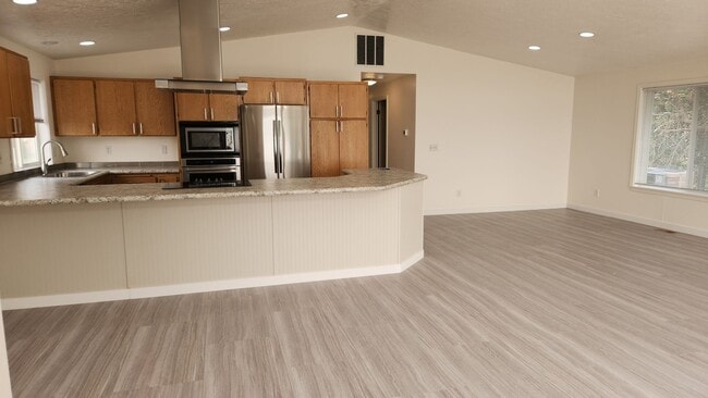 Building Photo - Lake house with Shop on 1/2 acre