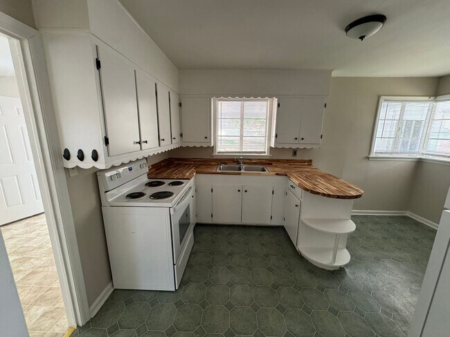 Building Photo - North Augusta Ranch with Tons of Natural Lighting!