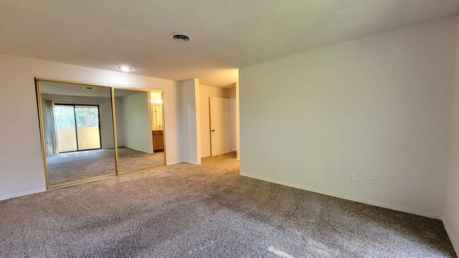Building Photo - 3-bedroom, 2-bath Condo 'On the Green'