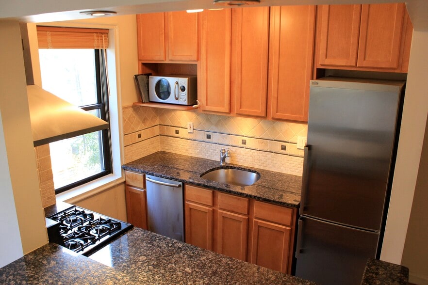 Primary Photo - 180 E Hartsdale Ave