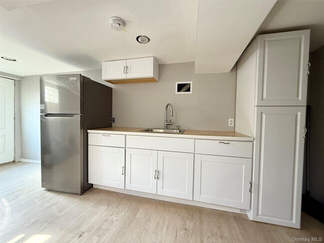 Building Photo - 220 Furrows Rd