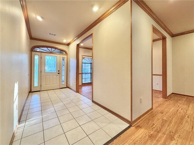 Building Photo - 742 E Birwin St