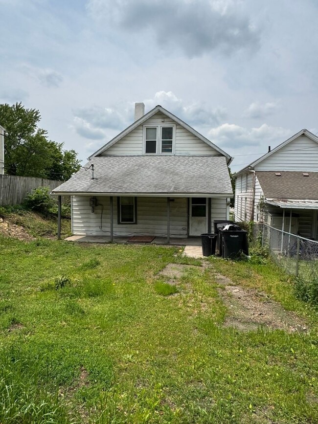 Building Photo - Spacious Four Bedroom House Close to Downt...