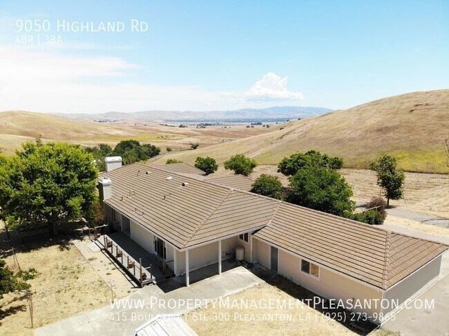 Building Photo - Unique 4 Bed / 3 Bath 3,484 Sq Ft Home off...