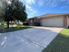 Building Photo - Available NOW!!!! Beautiful 1 story, 4 bedroom, 2 bath, 2 car garage home with a privacy fenced y...