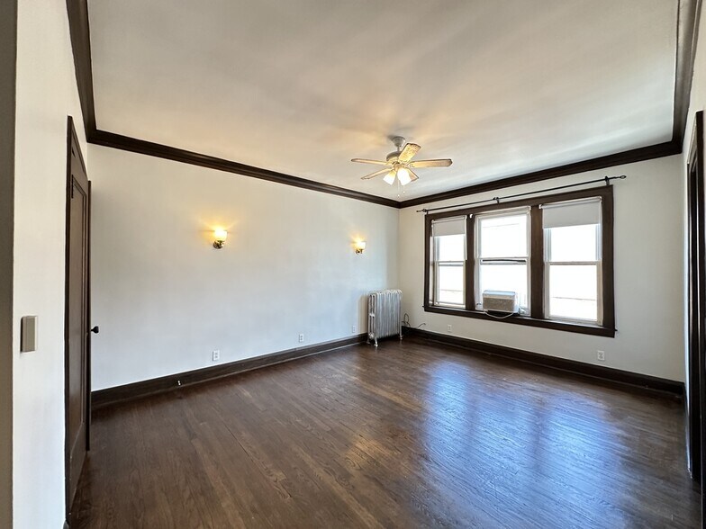 Building Photo - 1367 E 53rd St