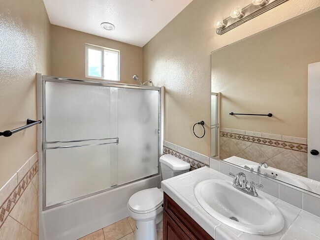 Building Photo - SD: Spacious 5B/4BA Home with Private Patio, Backyard & Soaking Tub